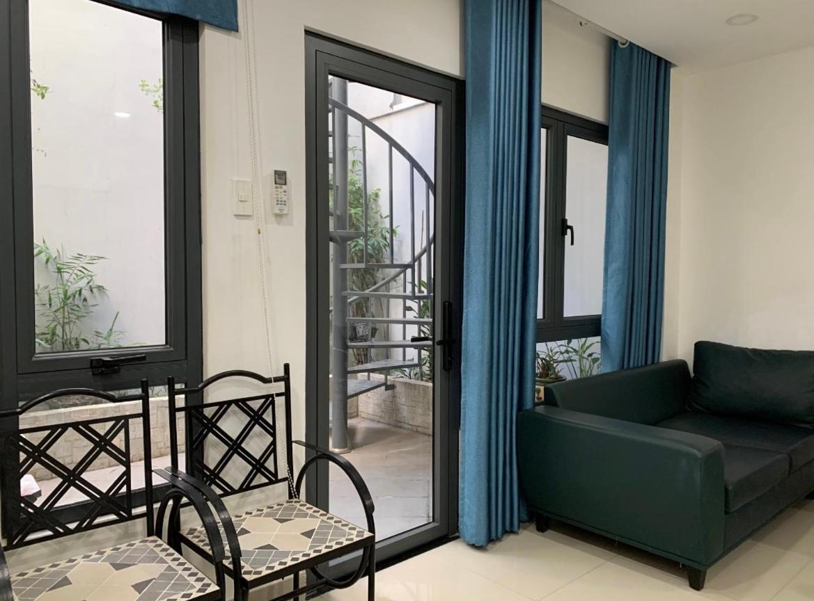 Royal With Airy & Spacious Balcony Couette-café *